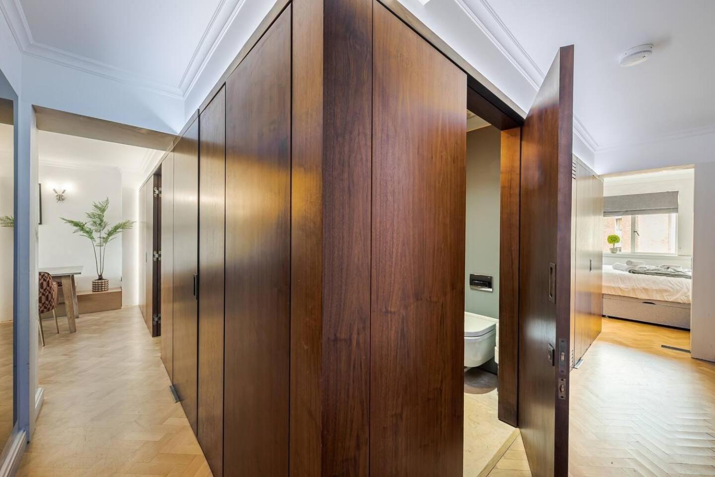 Modern Knightsbridge Apartment With Balcony Overlooking Harrods Prime Location Лондон Екстер'єр фото
