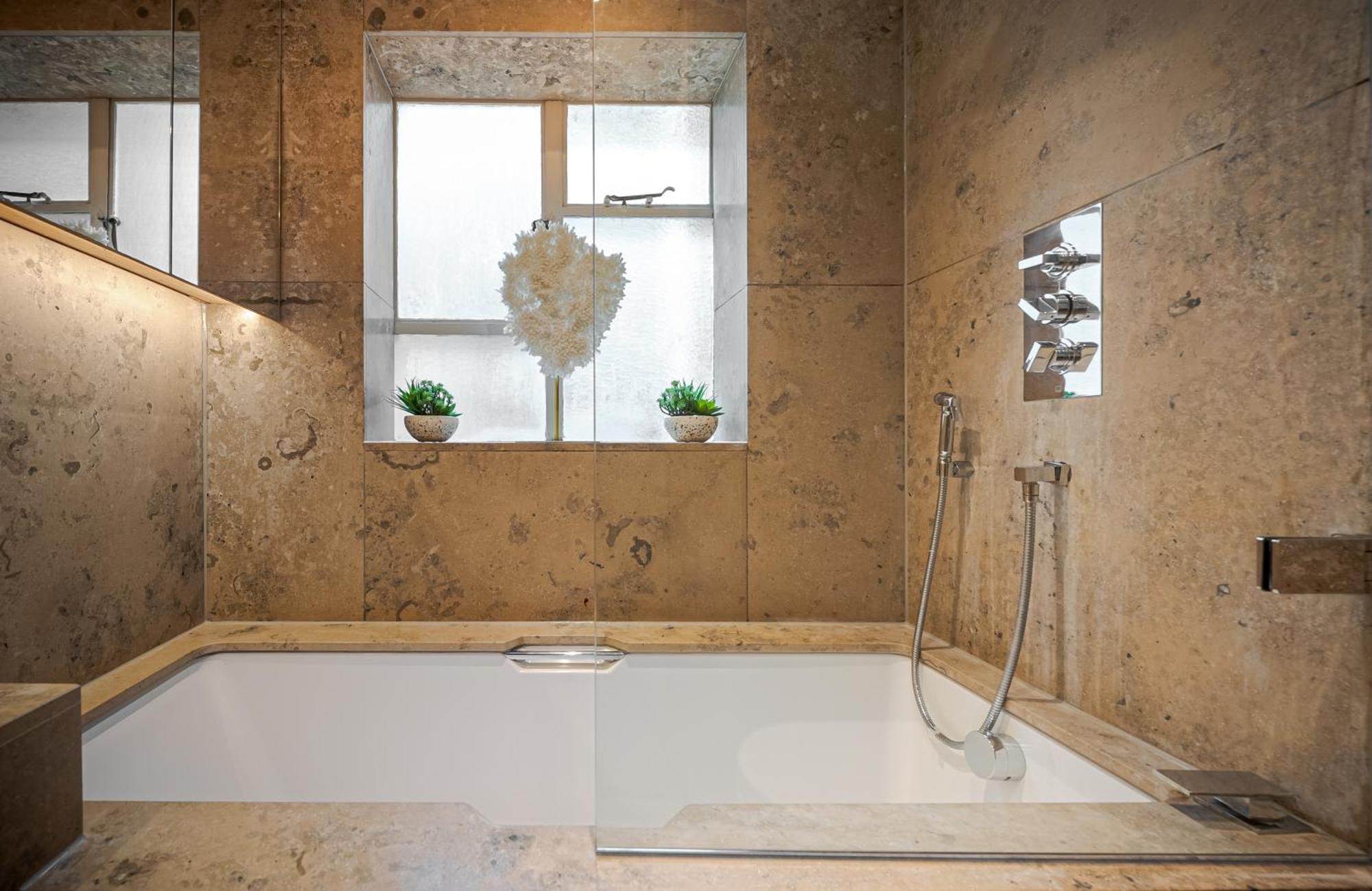 Modern Knightsbridge Apartment With Balcony Overlooking Harrods Prime Location Лондон Екстер'єр фото