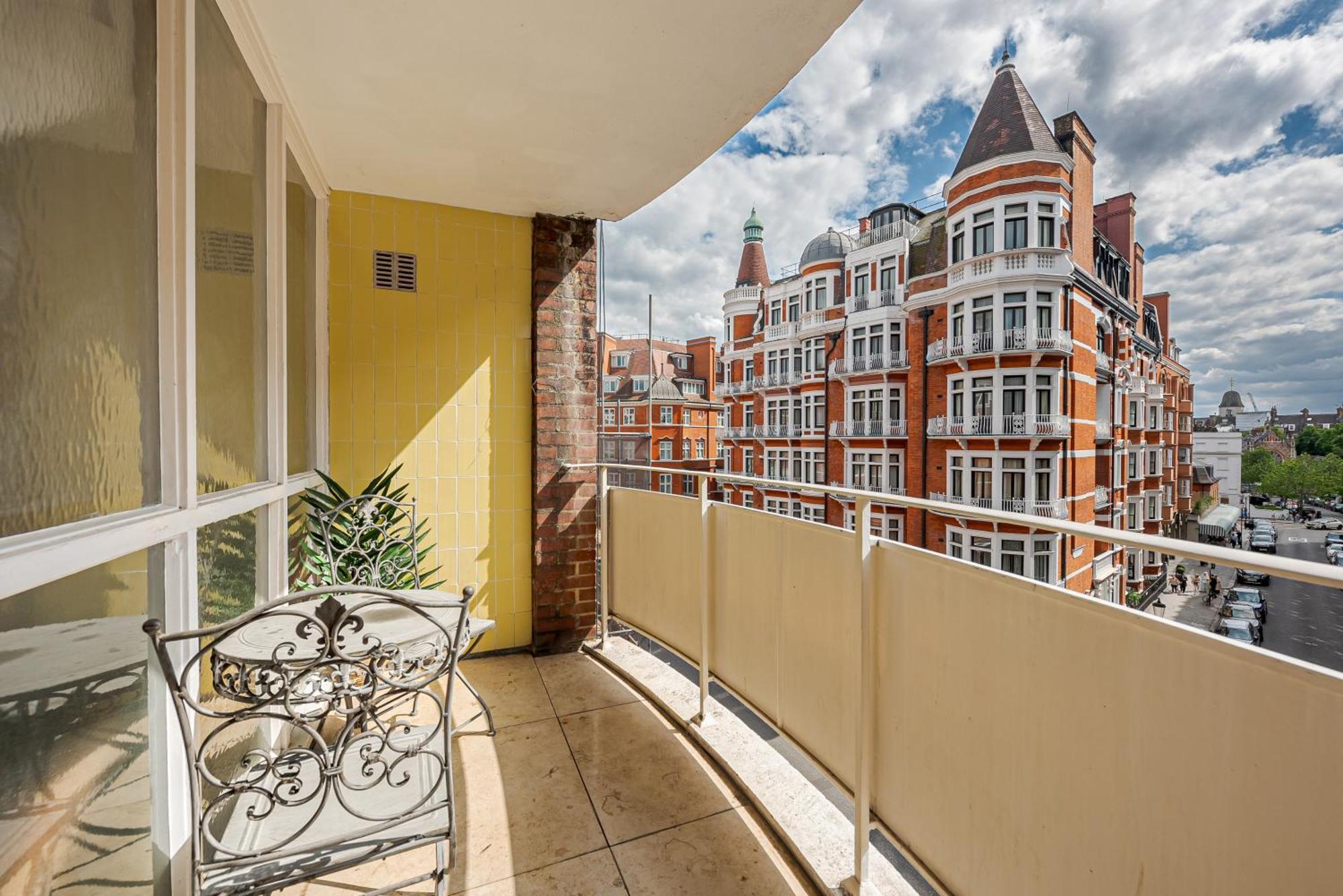 Modern Knightsbridge Apartment With Balcony Overlooking Harrods Prime Location Лондон Екстер'єр фото