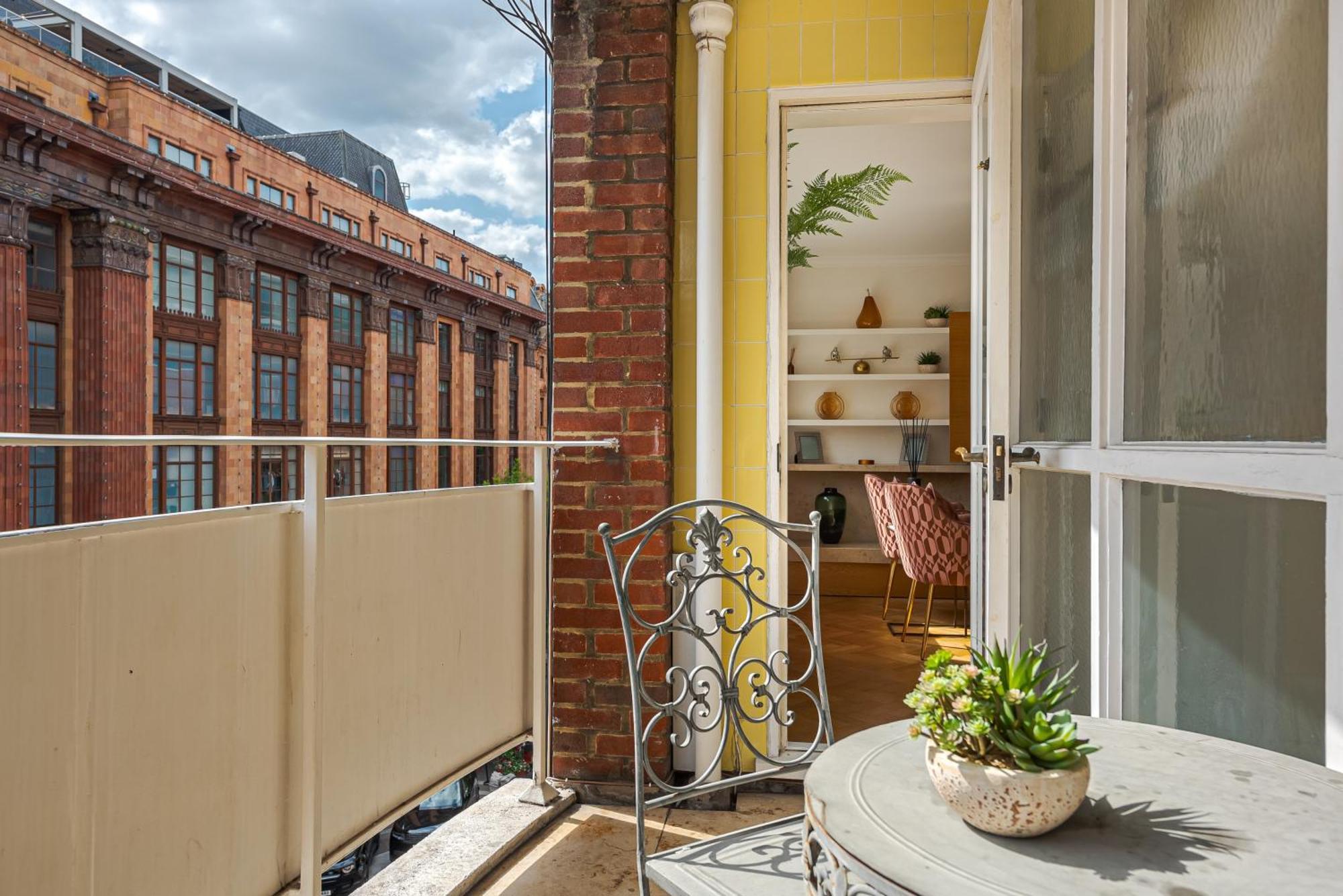 Modern Knightsbridge Apartment With Balcony Overlooking Harrods Prime Location Лондон Екстер'єр фото