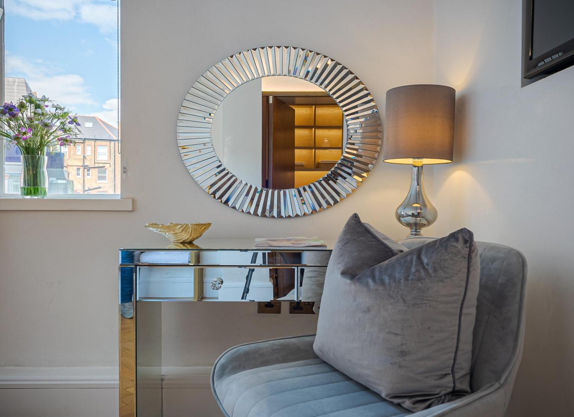 Modern Knightsbridge Apartment With Balcony Overlooking Harrods Prime Location Лондон Екстер'єр фото