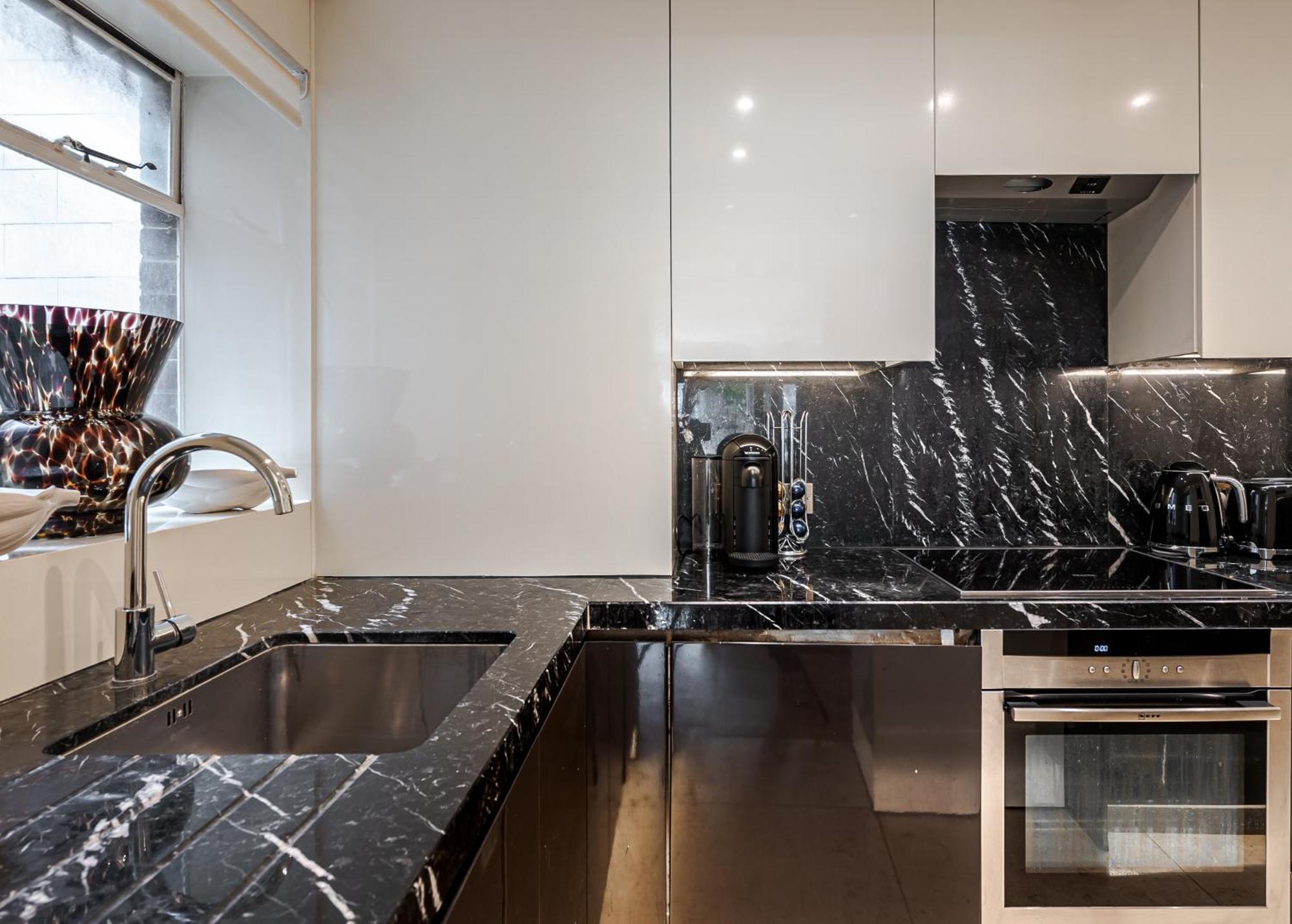 Modern Knightsbridge Apartment With Balcony Overlooking Harrods Prime Location Лондон Екстер'єр фото