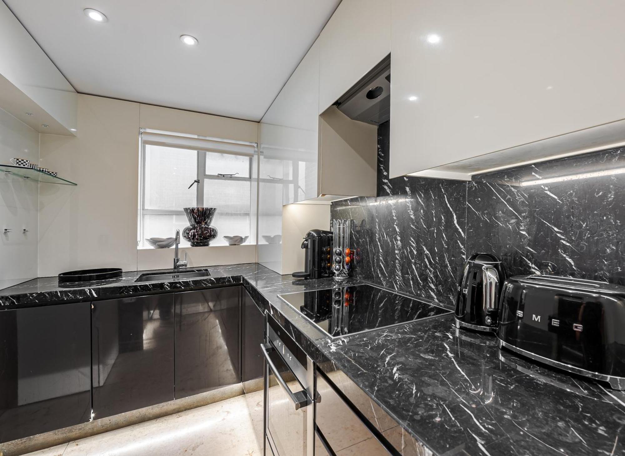 Modern Knightsbridge Apartment With Balcony Overlooking Harrods Prime Location Лондон Екстер'єр фото