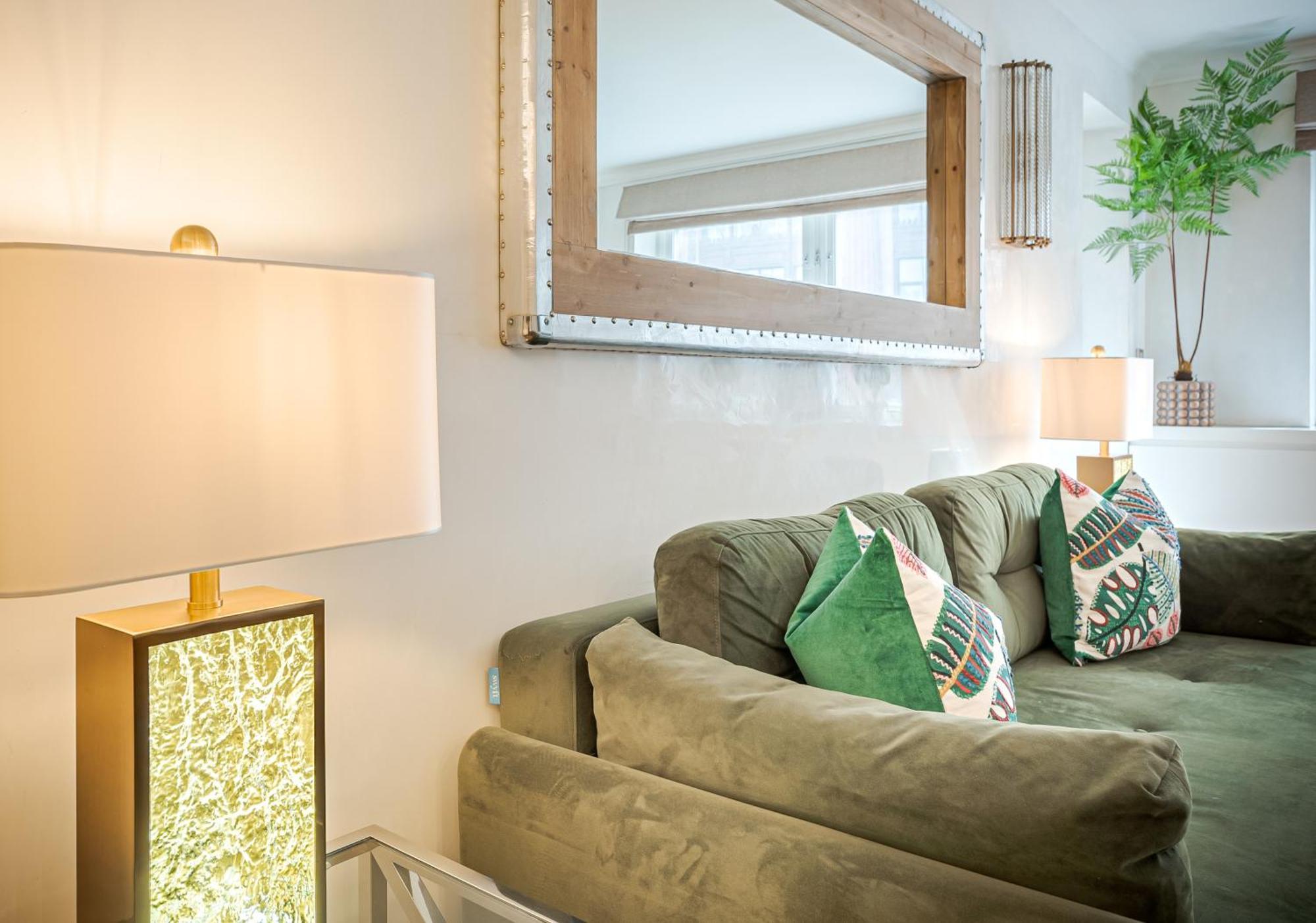 Modern Knightsbridge Apartment With Balcony Overlooking Harrods Prime Location Лондон Екстер'єр фото